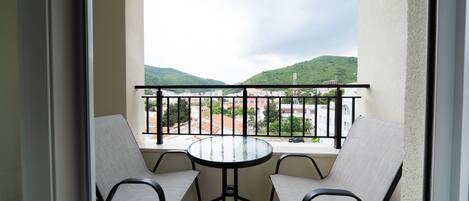 Habitación estándar doble, balcón, vistas a la ciudad | Ropa de cama de alta calidad, colchones Select Comfort, cunas gratuitas