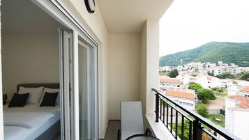 Standard-Doppelzimmer, Balkon, Stadtblick | Hochwertige Bettwaren, Select-Comfort-Betten, kostenlose Babybetten