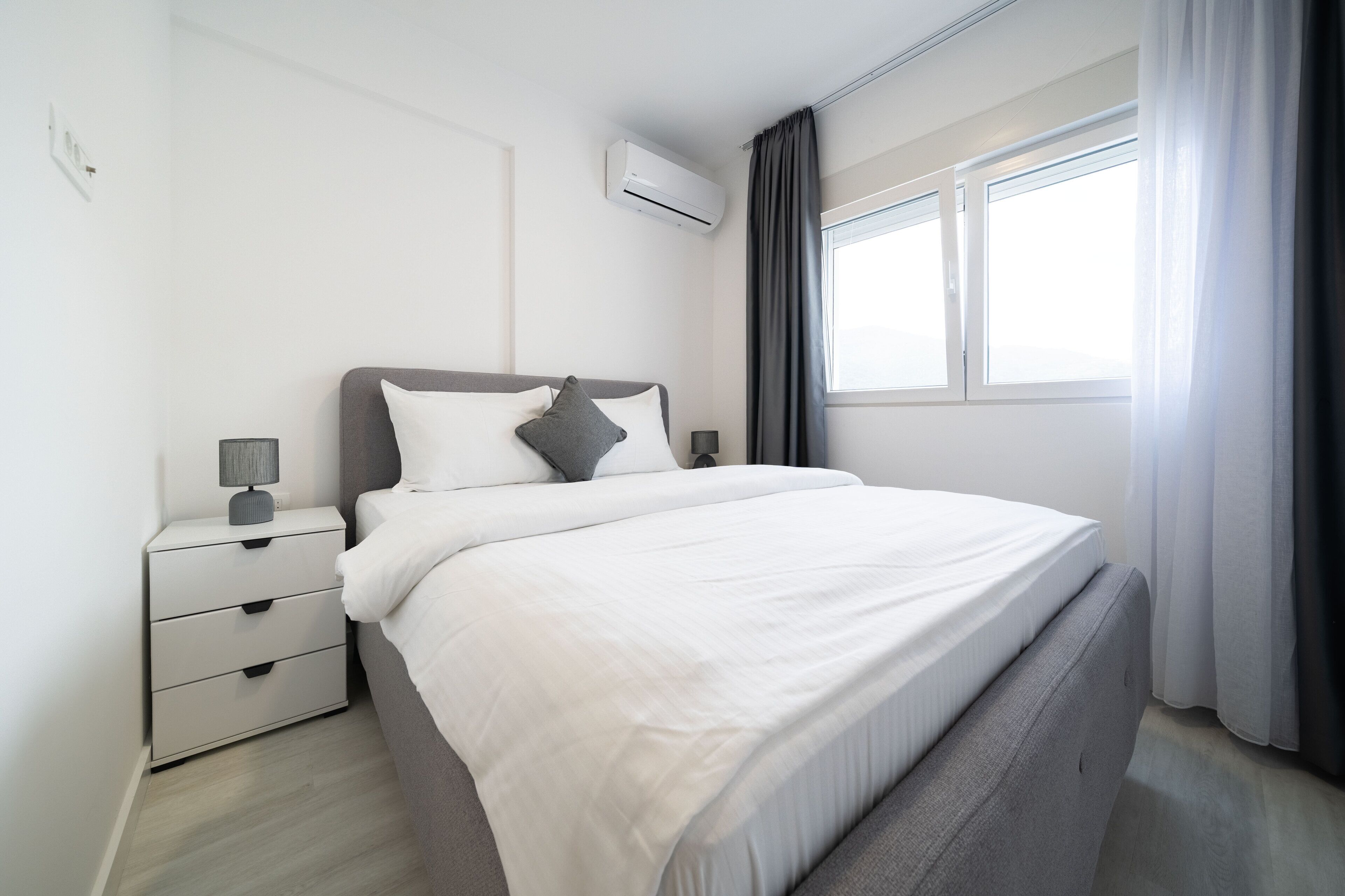 Perhesviitti, parveke, kaupunkinäköala | Ylelliset vuodevaatteet, Select Comfort -patjalliset sängyt