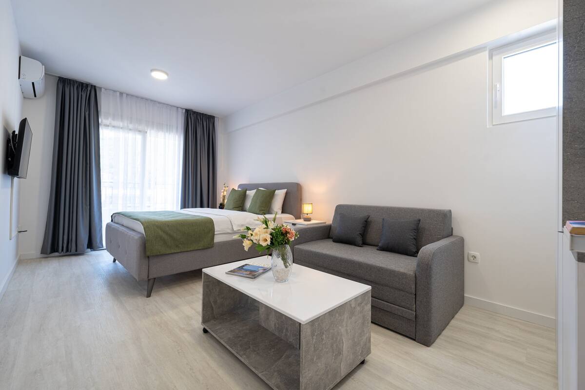 Premium bedding, Select Comfort beds, cribs (free), WiFi (free)