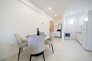 Suite familiale, balcon, vue sur la ville | Cuisine privée | Bouilloire électrique