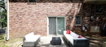 Charming 4-bedroom house mins from town w/ Smart TVs in every room! Pet-friendly