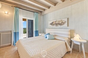 4 makuuhuonetta, silitysrauta/-lauta, vauvan matkasänky, Wi-Fi