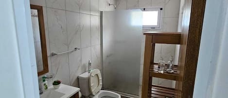 Dusche, Handtücher, Seife, Toilettenpapier