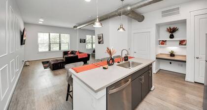 Luxury Midtown Studio w/ 75” Smart TV, Weekly Cleanings – No Cleaning Fee!