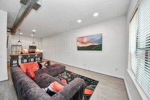 Smart TV - Luxury Midtown Studio w/ 75” Smart TV, Weekly Cleanings – No Cleaning Fee! (Houston)