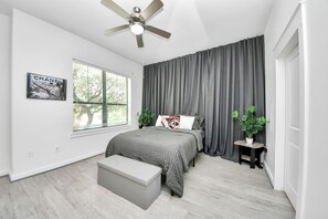 1 bedroom, iron/ironing board, WiFi, bed sheets - Luxury Midtown Studio w/ 75” Smart TV, Weekly Cleanings – No Cleaning Fee! (Houston)