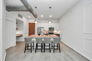 Fridge, microwave, oven, stovetop - Luxury Midtown Studio w/ 75” Smart TV, Weekly Cleanings – No Cleaning Fee! (Houston)