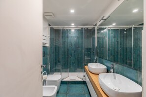 Dusche, Haartrockner, Bidet