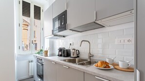 Coffee/tea maker, fridge, microwave, oven