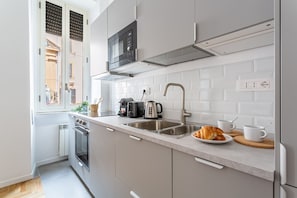 Réfrigérateur, micro-ondes, four, plaque de cuisson