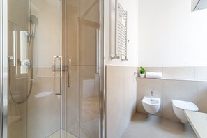 Shower, hair dryer, bidet, towels
