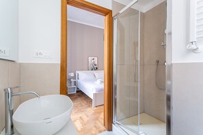 Shower, hair dryer, bidet, towels - iFlat | New Refined Apartment Near the Vatican (Rome)
