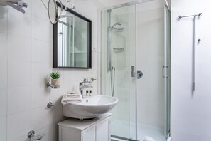 Regadera, secadora de cabello, bidet, toallas 