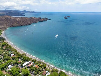 Las Brisas 1-1 • 3 BR Beach-Front Condo • Salt-Water Pool & Walk to Playa Hermosa • 6 Guests