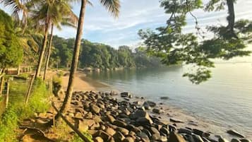Pantai berhampiran