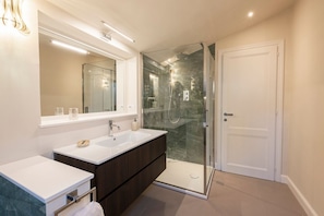 Dusche, Haartrockner, Bidet