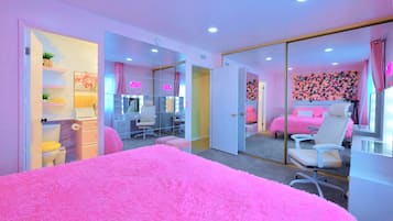 Laptop workspace, free WiFi