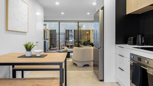 Una cocina moderna con comedor, un ventanal y vistas a la ciudad.
