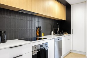 Frigorifero, microonde, forno, piano cottura