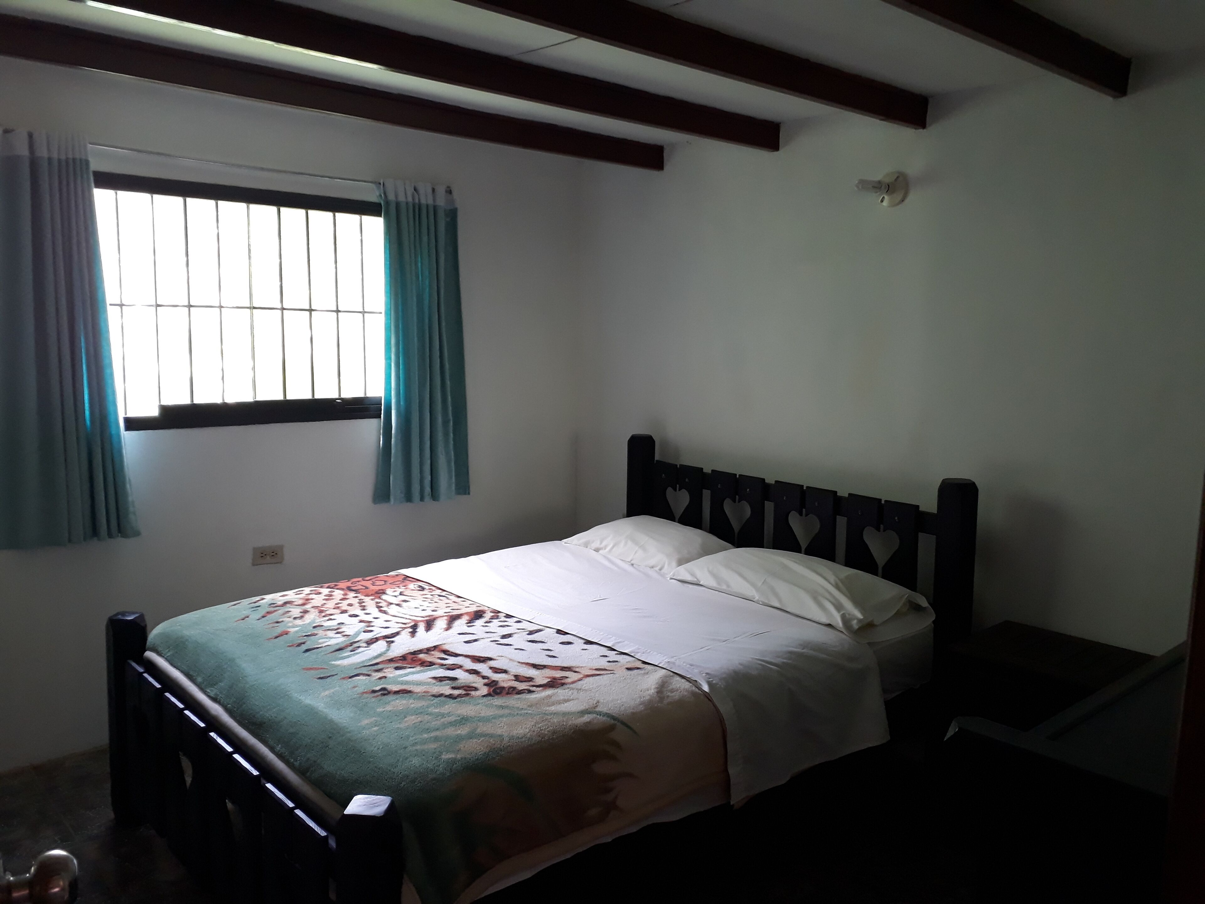 8 habitaciones, wifi y ropa de cama 