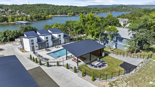 Lakefront Retreat,  Swim Dock, Big Patio & Kid Fun Zone