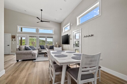 Lakefront Retreat,  Swim Dock, Big Patio & Kid Fun Zone