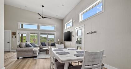 Lakefront Retreat, Swim Dock, Big Patio & Kid Fun Zone