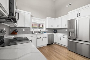 Geladeira, micro-ondas, fogão, cooktop