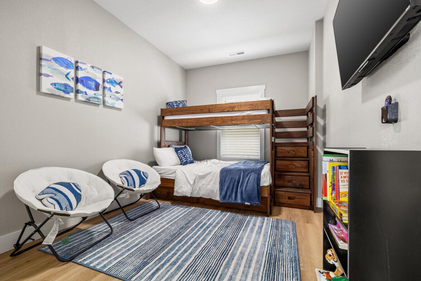 4 bedrooms, desk, iron/ironing board, travel cot