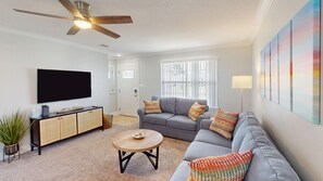 Smart TV, computer monitors - Beautiful 3 bedroom home only 15 minutes from the beach! Convenient location to stores/restaurants. (Pensacola)