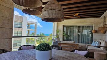 Apartment, 3 Bedrooms, Accessible, Balcony | Living room | Books