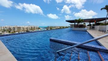 Apartemen, 3 kamar tidur, akses difabel, balkon | Kolam renang | Kolam renang outdoor