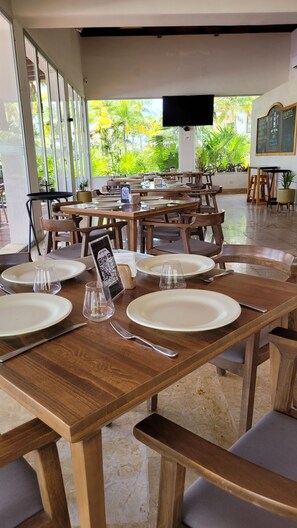 Apartment, 3 Bedrooms, Accessible, Balcony | Dining room