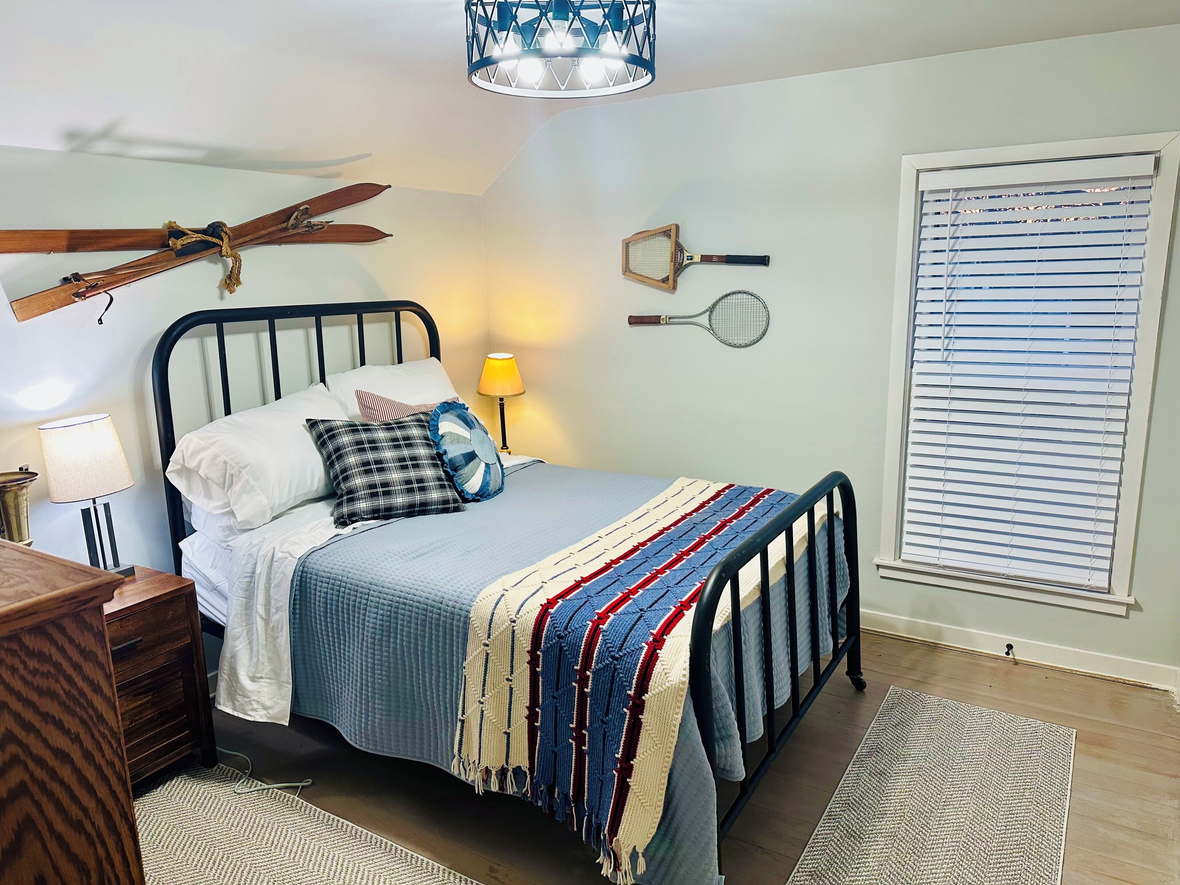 2 Schlafzimmer, Schreibtisch, Bügeleisen/Bügelbrett, Reisekinderbett