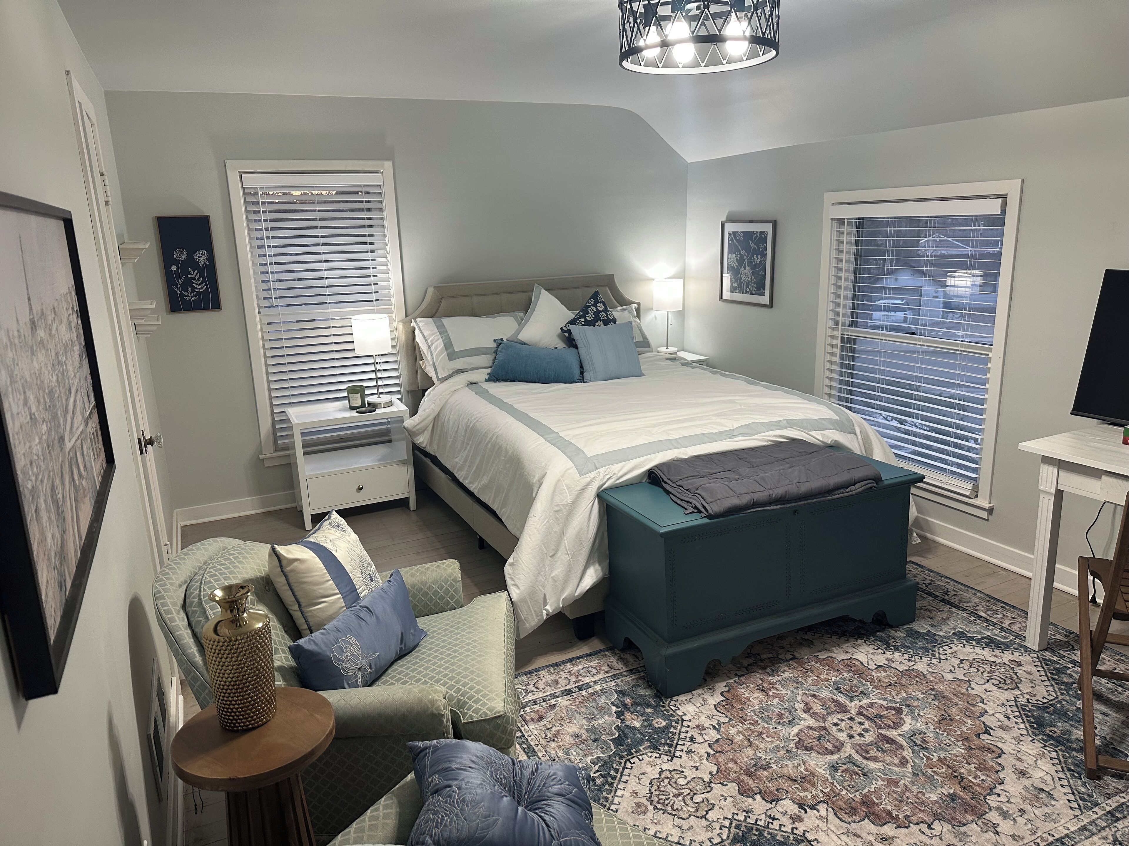 2 chambres, bureau, fer et planche à repasser, lit parapluie