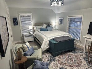 2 makuuhuonetta, työpöytä, silitysrauta/-lauta, vauvan matkasänky