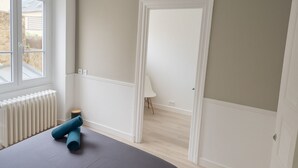 A bedroom with a bed, a radiator, a window, and a door leading to another room. - Cosy 5-bedroom townhouse. Close to all shops and hypercentre! (LE MANS)