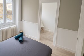 5 bedrooms, iron/ironing board, WiFi, bed sheets