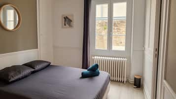 5 bedrooms, iron/ironing board, WiFi, bed sheets