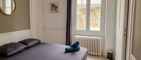 5 habitaciones, tabla de planchar con plancha, wifi y ropa de cama