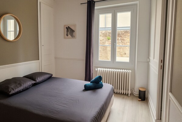 5 bedrooms, iron/ironing board, WiFi, bed sheets