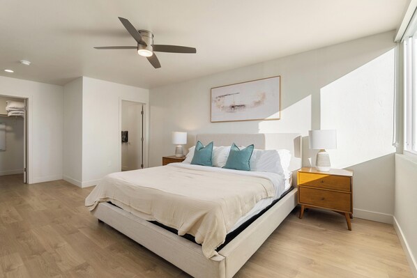 2 bedrooms, desk, iron/ironing board, travel cot