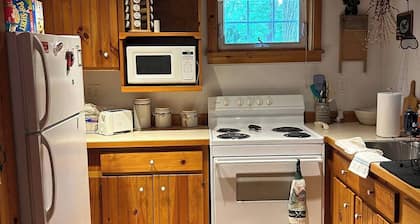 KD Cottages
Charming stone cottage on Dunnings Creek in Bedford County