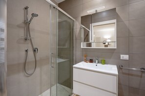 Dusche, Haartrockner, Bidet, Handtücher