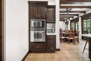 Réfrigérateur, four à micro-ondes, un four, surface de cuisson
