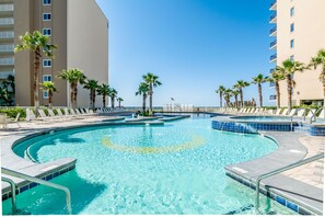 Een binnenzwembad, een verwarmd zwembad