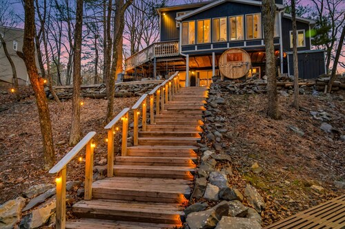 Poconos Lakefront Retreat - Hot tub/Sauna, Game room, Sundeck, Fire pit, Kayaks