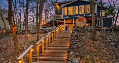 Poconos Lakefront Retreat - Hot tub/Sauna, Game room, Sundeck, Fire pit, Kayaks