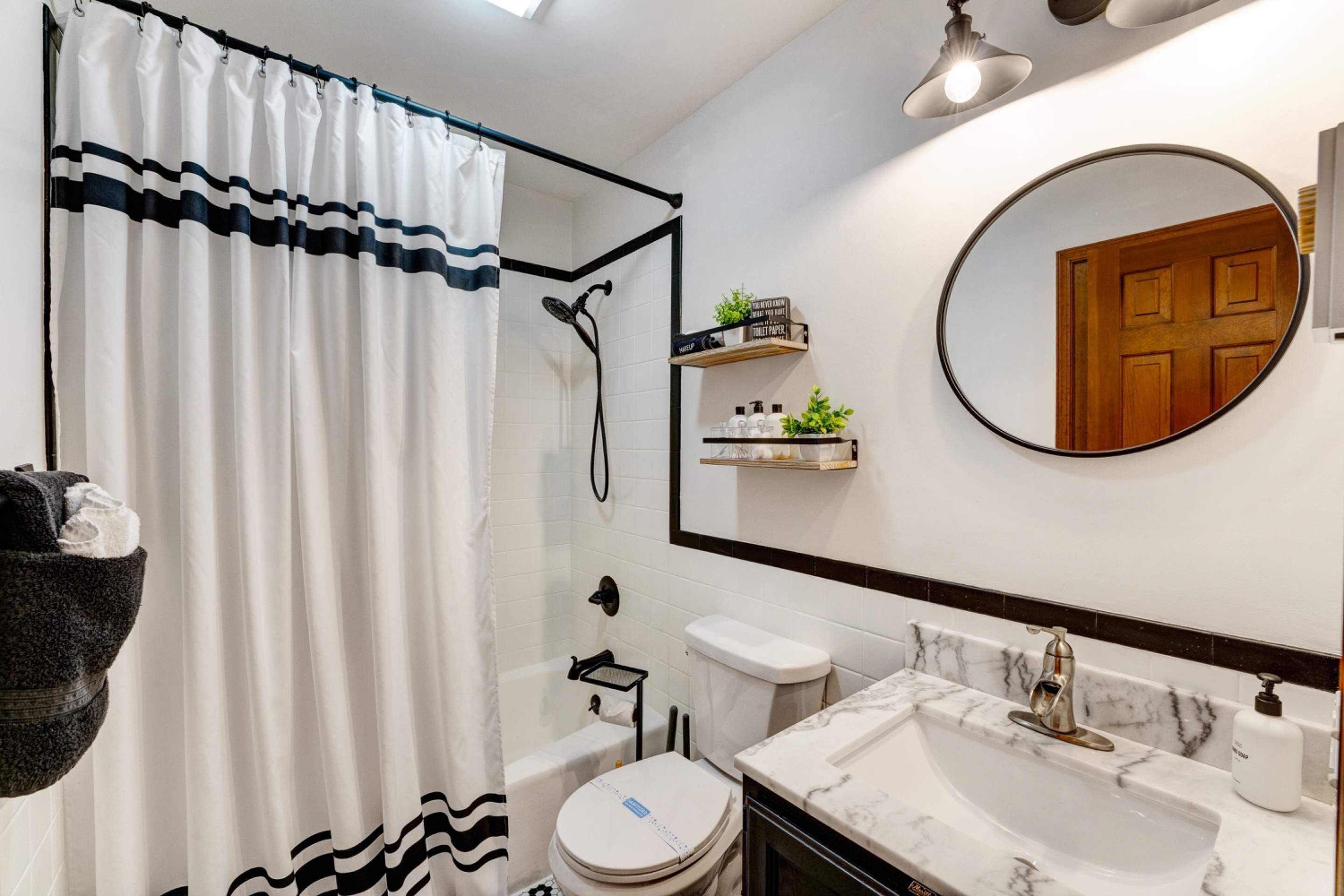 Ein modernes Badezimmer mit Dusche, Toilette und Waschbecken.